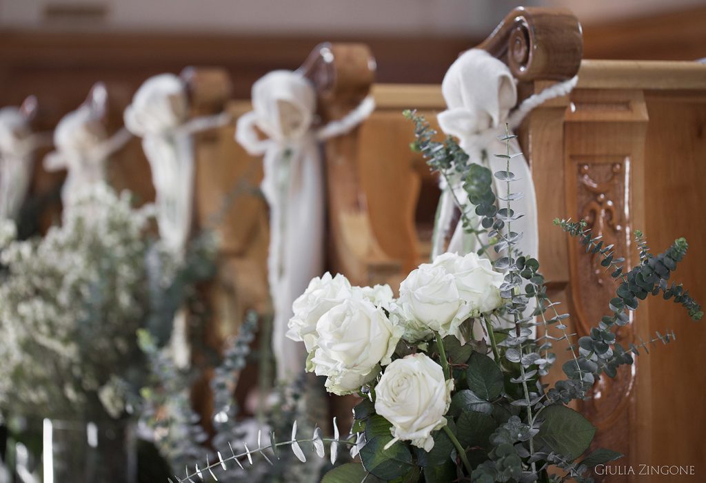 foto per ampezzan fiori di allestimento matrimonio invernale nella chiesa di cadin di sotto a cortina ampezzo wedding photographer