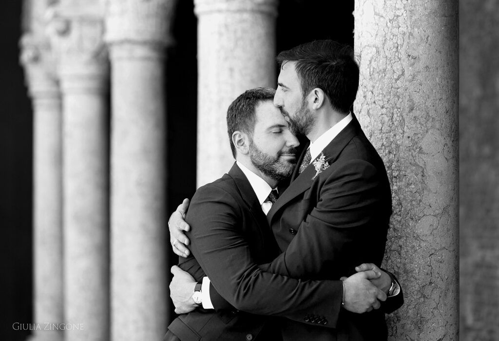 questa foto spontanea cattura due sposi cui sono molto affezionata di un commovente gay wedding in lombardia