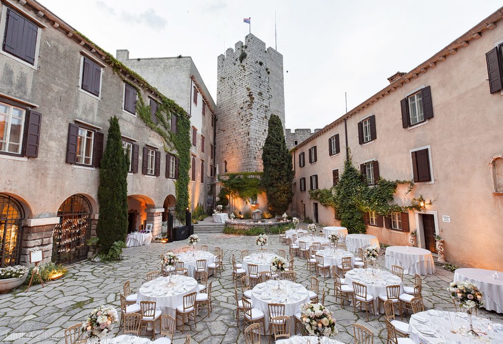 sono una fotografa di matrimoni di trieste e vi do il benvenuto a questo matrimonio al castello di duino e all hotel savoia excelsior destination wedding photographer in italy