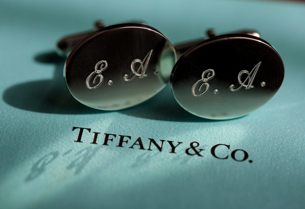 bellissimi questi gemelli tiffany con monogramma dello sposo
