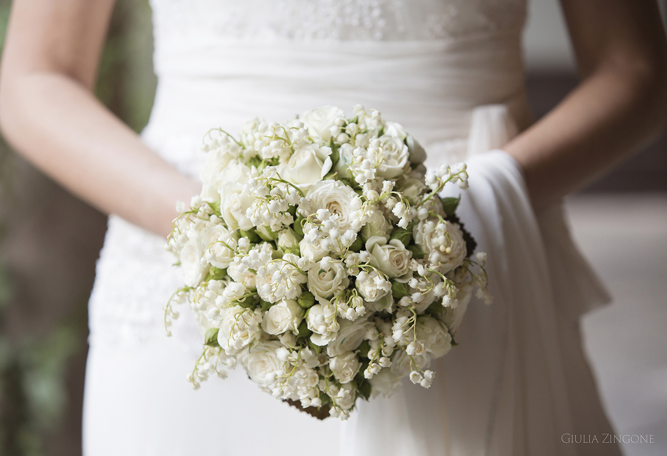 this is a picture of the bridal bouquet by villa erba cernobbio wedding photographer in lake como giulia zingone