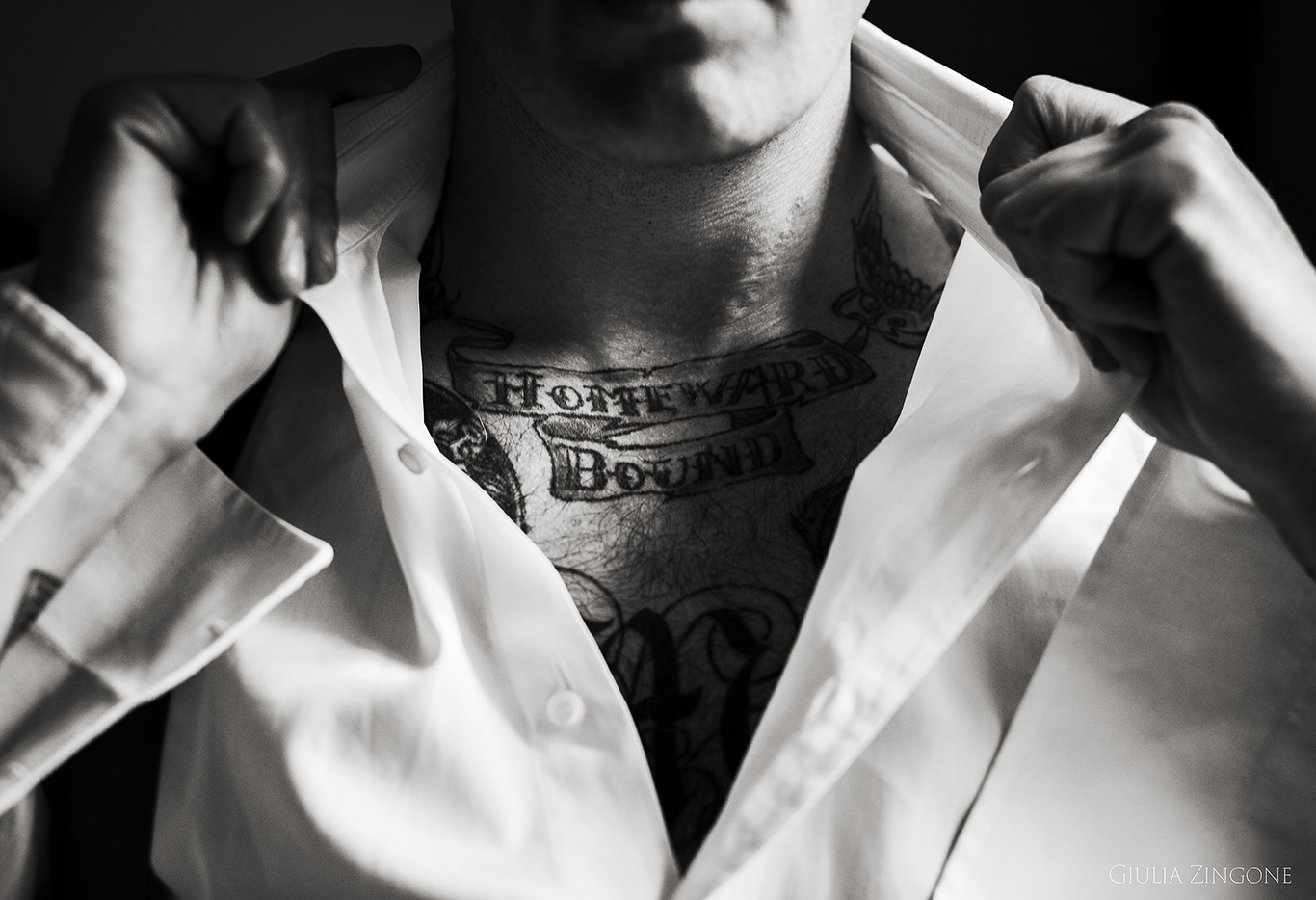 this is a picture of the groom preparations by villa erba cernobbio wedding photographer in lake como giulia zingone