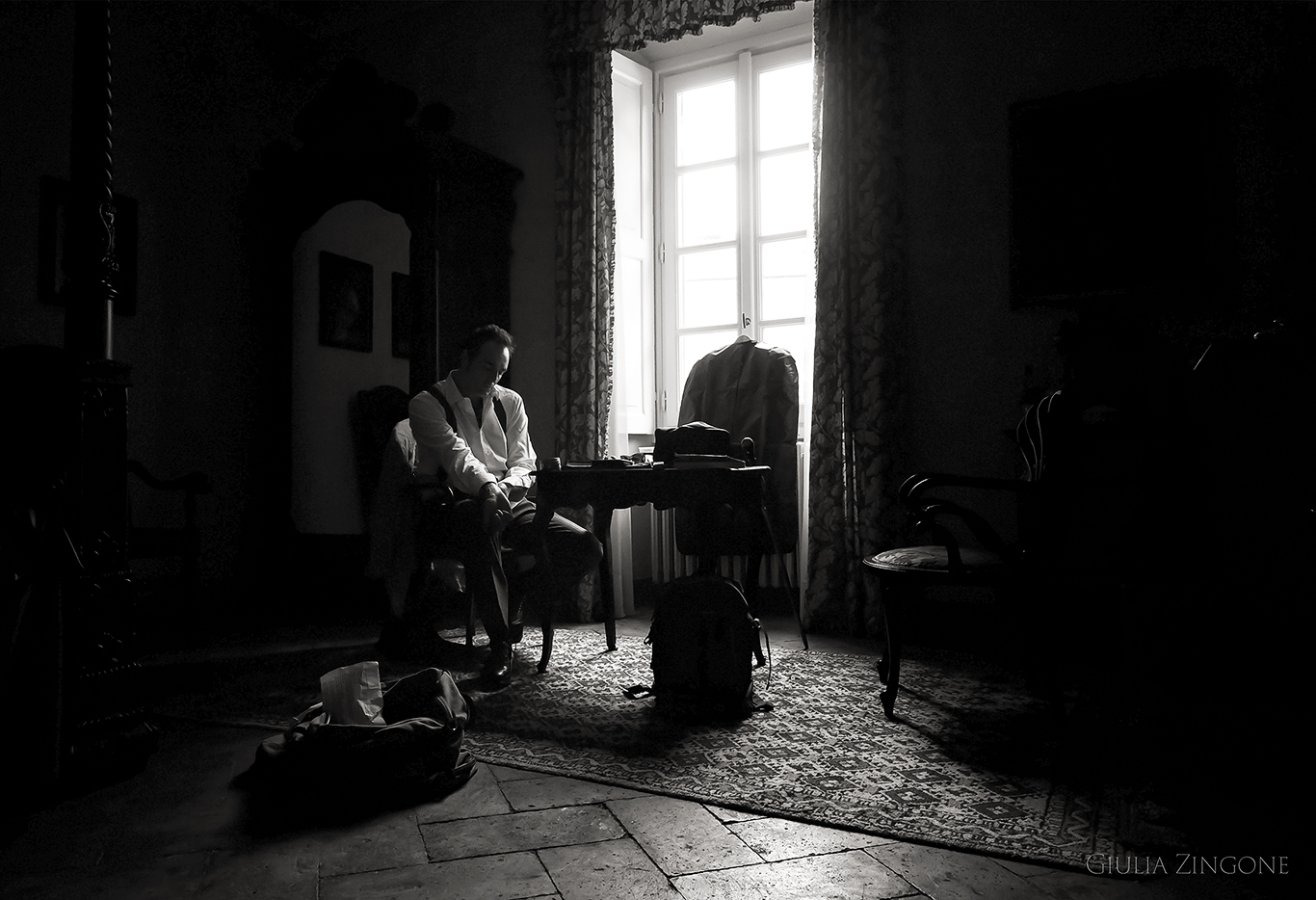 this is a picture of the groom preparations by villa erba cernobbio wedding photographer in lake como giulia zingone