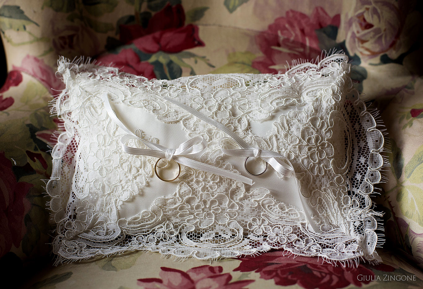 this is a picture of the rings by villa erba cernobbio wedding photographer in lake como giulia zingone