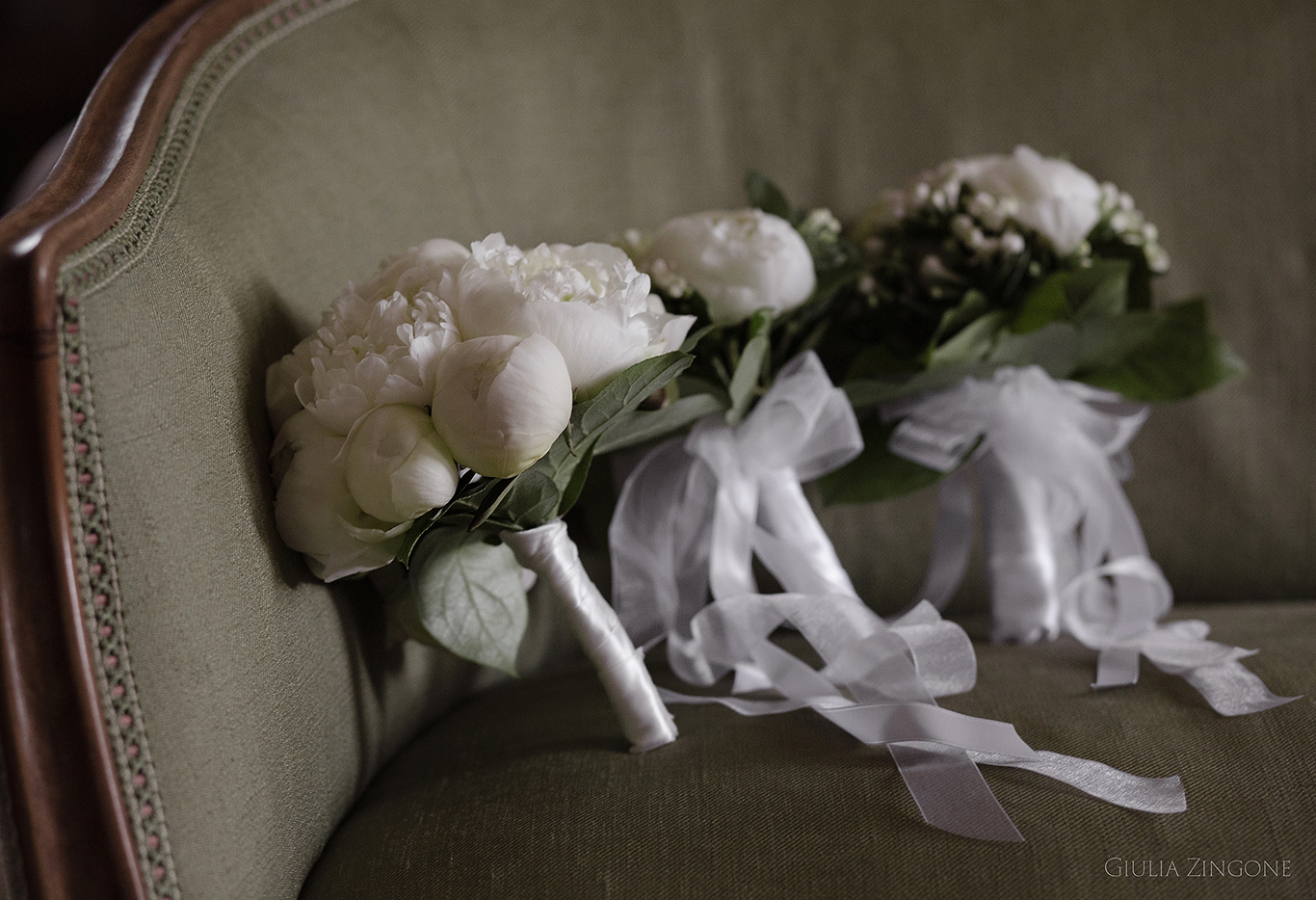 this is a picture of the bridal bouquet by spessa castle wedding photographer giulia zingone