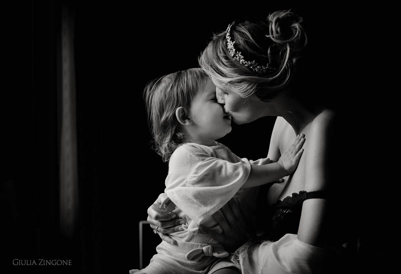 this candid shot is a picture from bridal preparations in a suite by spessa castle wedding photographer giulia zingone