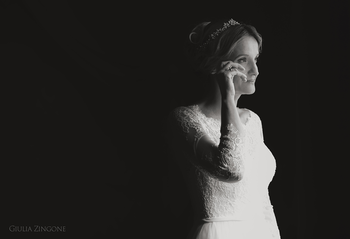 this candid shot is a picture from bridal preparations in a suite by spessa castle wedding photographer giulia zingone