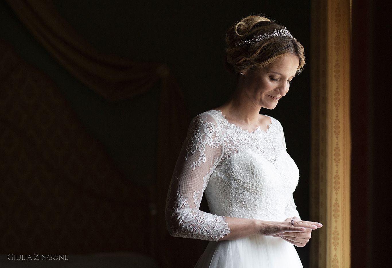 this candid shot is a picture from bridal preparations in a suite by spessa castle wedding photographer giulia zingone