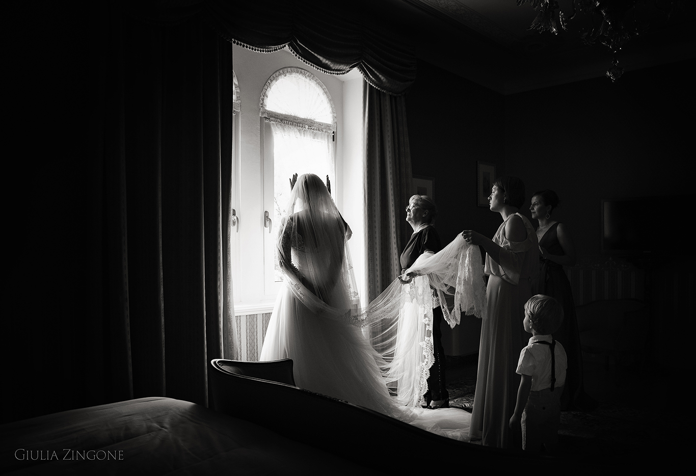 this candid shot is a picture from bridal preparations in a suite by spessa castle wedding photographer giulia zingone