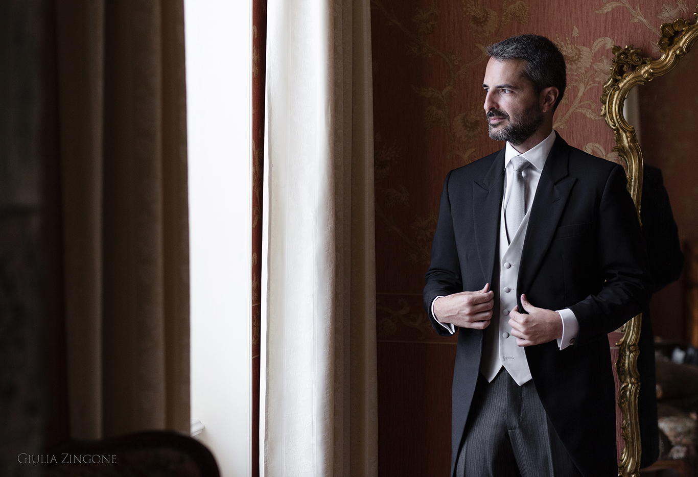 this is a picture from groom preparations in a suite by spessa castle wedding photographer giulia zingone