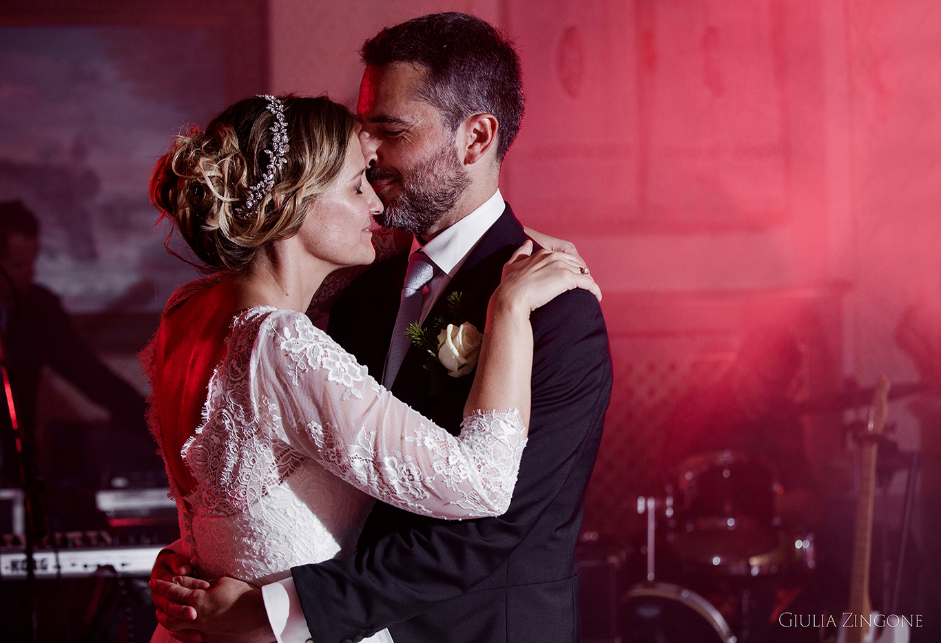 this is a picture of the bride and groom first dance by spessa castle wedding photographer giulia zingone