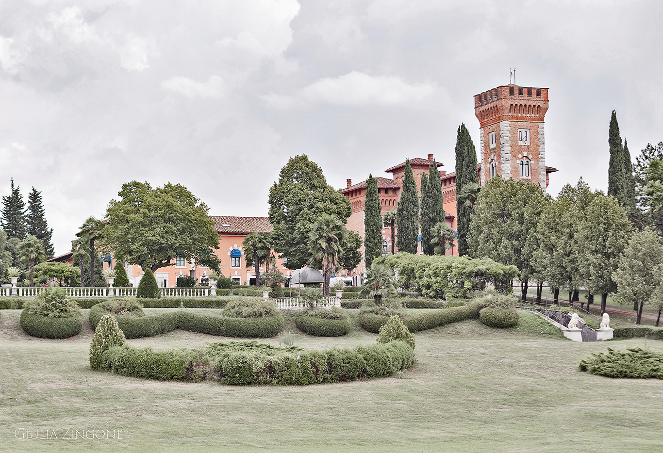 this is a drone picture by spessa castle wedding photographer giulia zingone